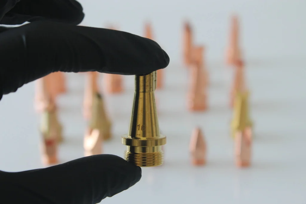 Single wire feed laser welding nozzle for handheld fiber laser welders