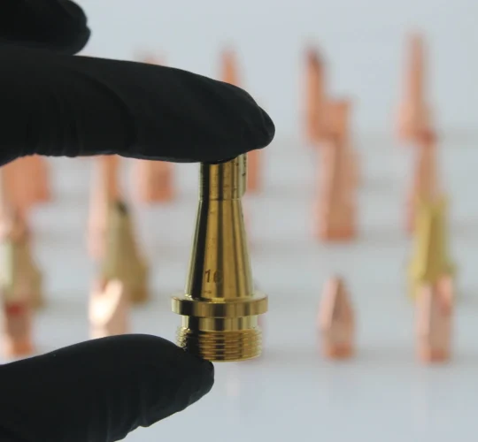 Single wire feed laser welding nozzle for handheld fiber laser welders